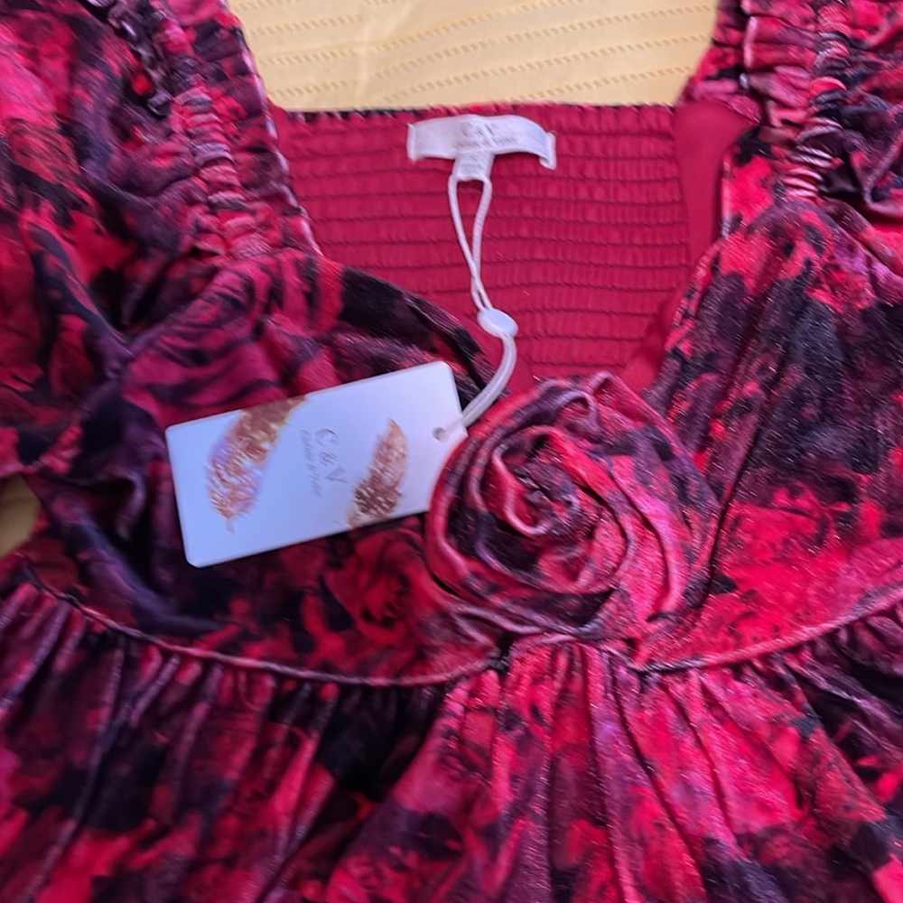 Elegant Red Velvet Women's Top - Picture 3 of 7